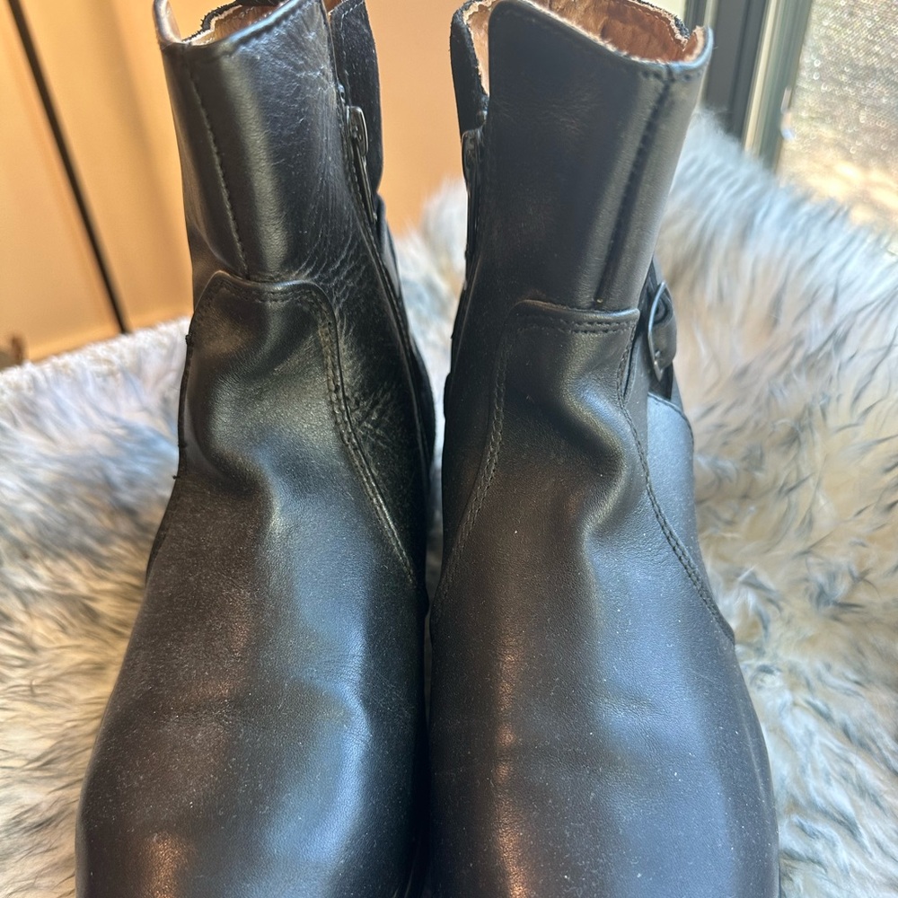 Xena women’s steel toe shock resistant work books. Black size 10 medium.